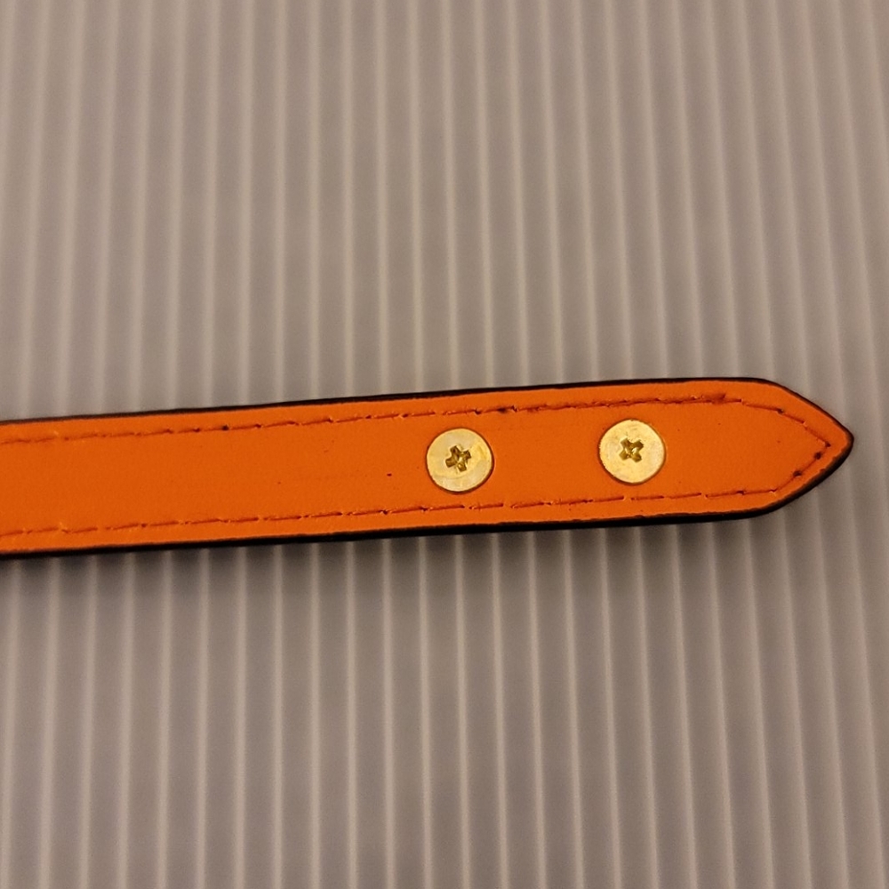 2022 Design V Signature Leather Bracelet - Picture 8 of 8